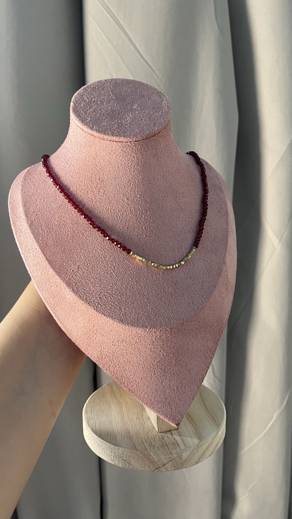 collar rojo *dijes dorados*