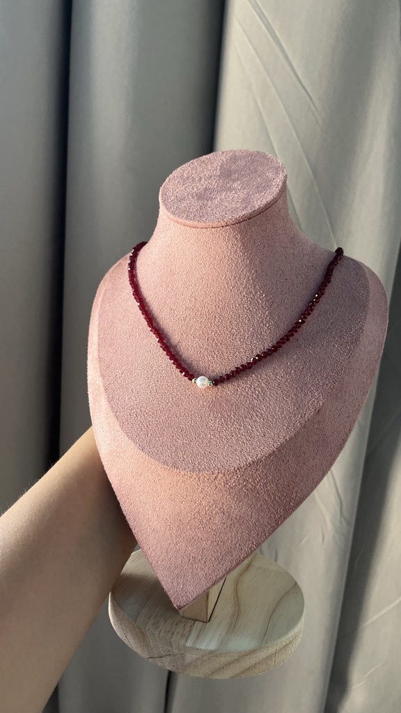 collar rojo material *PERLA*