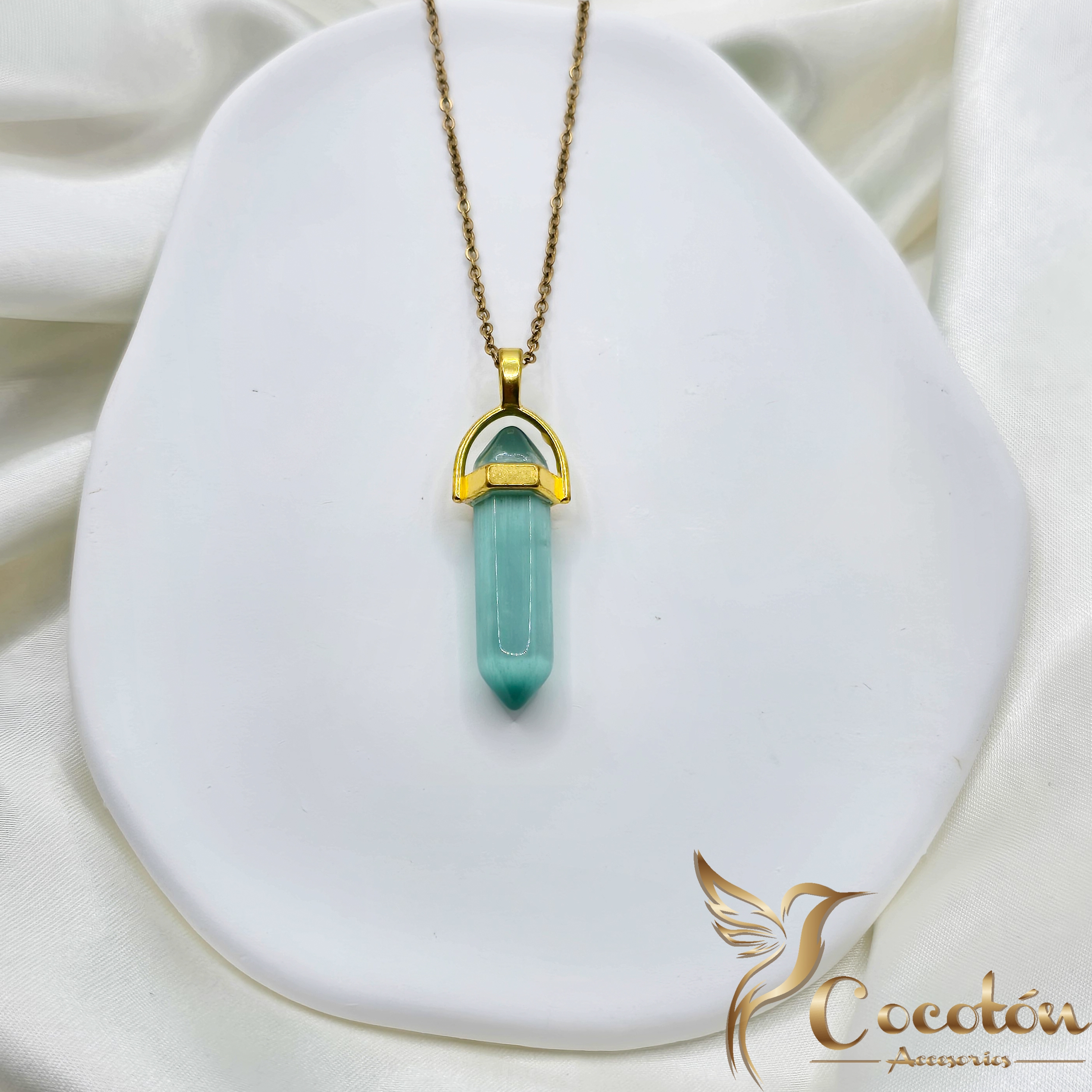 Collar con colgante de cristal azul turquesa