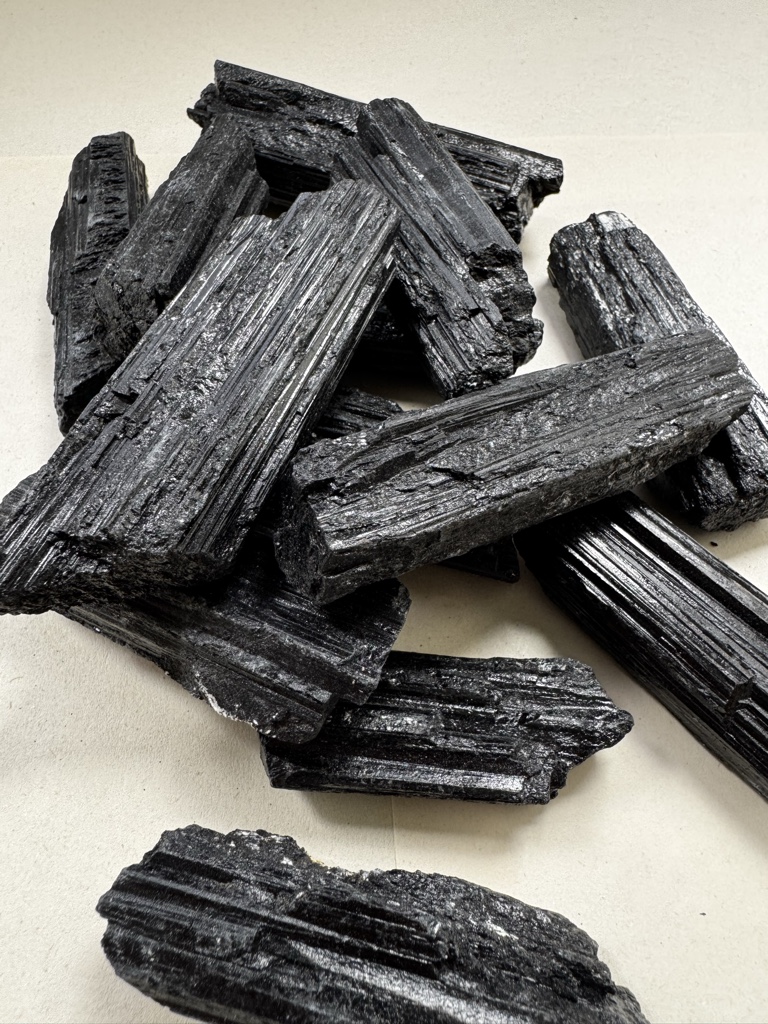 Turmalina negra en bruto