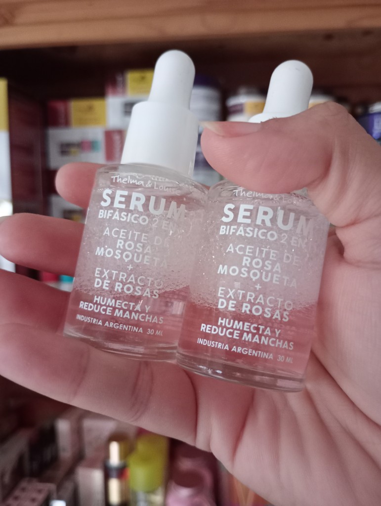 Sérum facial humectante bifásico con extracto de rosas