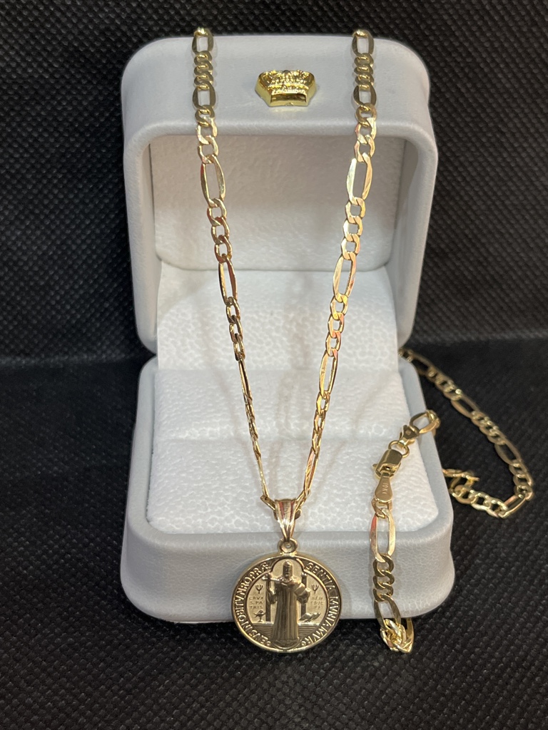 Cadena figaro 60x3.6 con dije religioso oro 10k