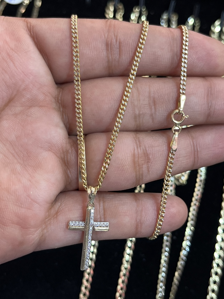 Cadena cubana diamantada con dije de cruz con piedras oro 10k