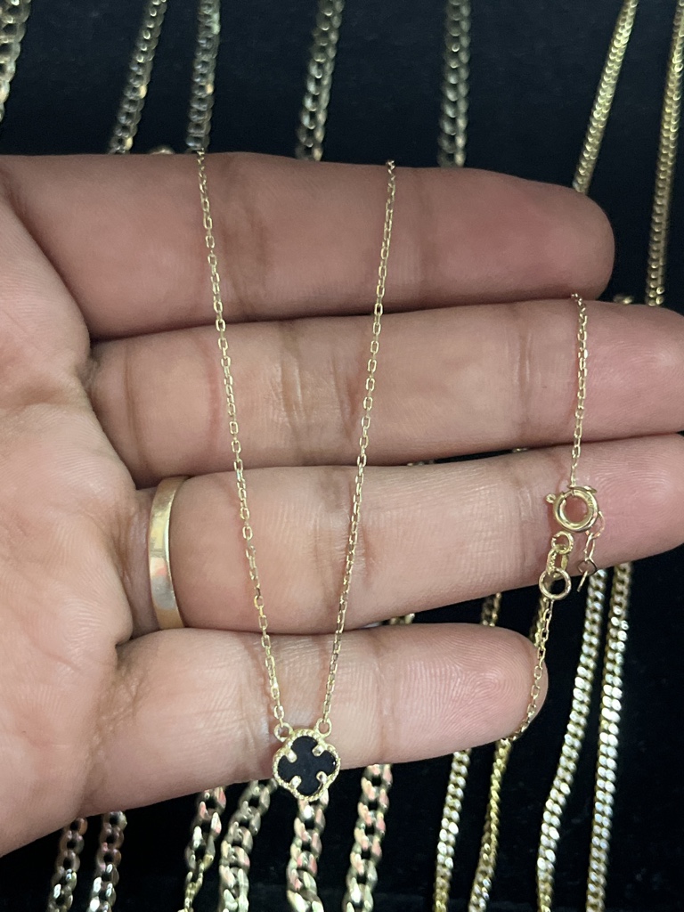 Cadena fina con dije de trébol negro