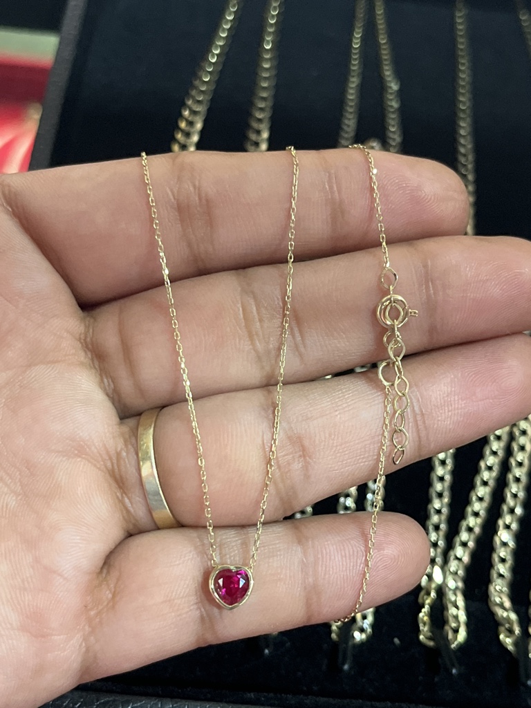Cadena fina con dije de corazón fucsia