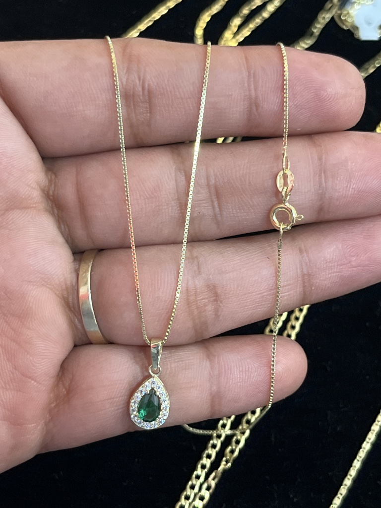 Cadena fina con dije de piedra verde oro 10k