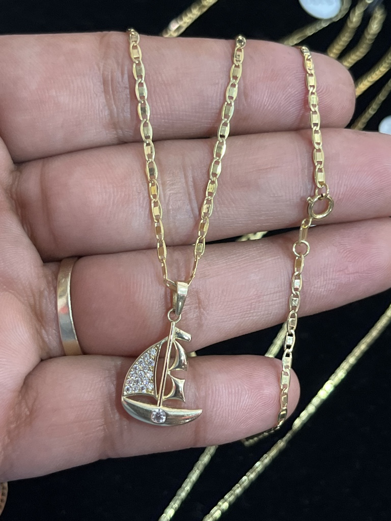 Cadena tipo 3oro con dije de velero oro 10k