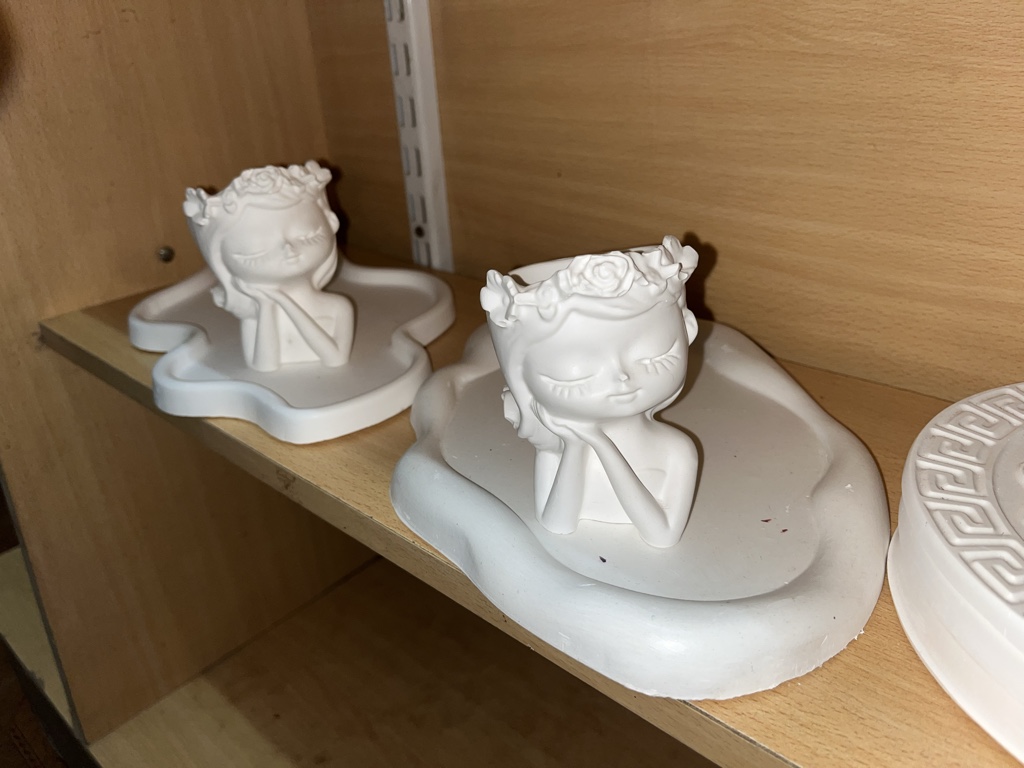 Figura decorativa blanca de yeso