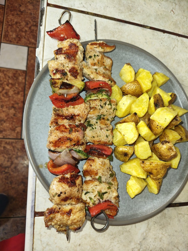 Brocheta de pollo con papas