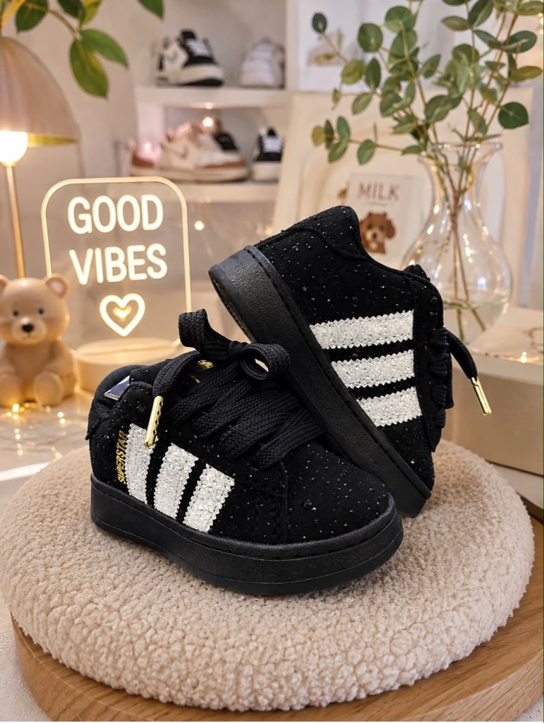 Tenis negros con rayas