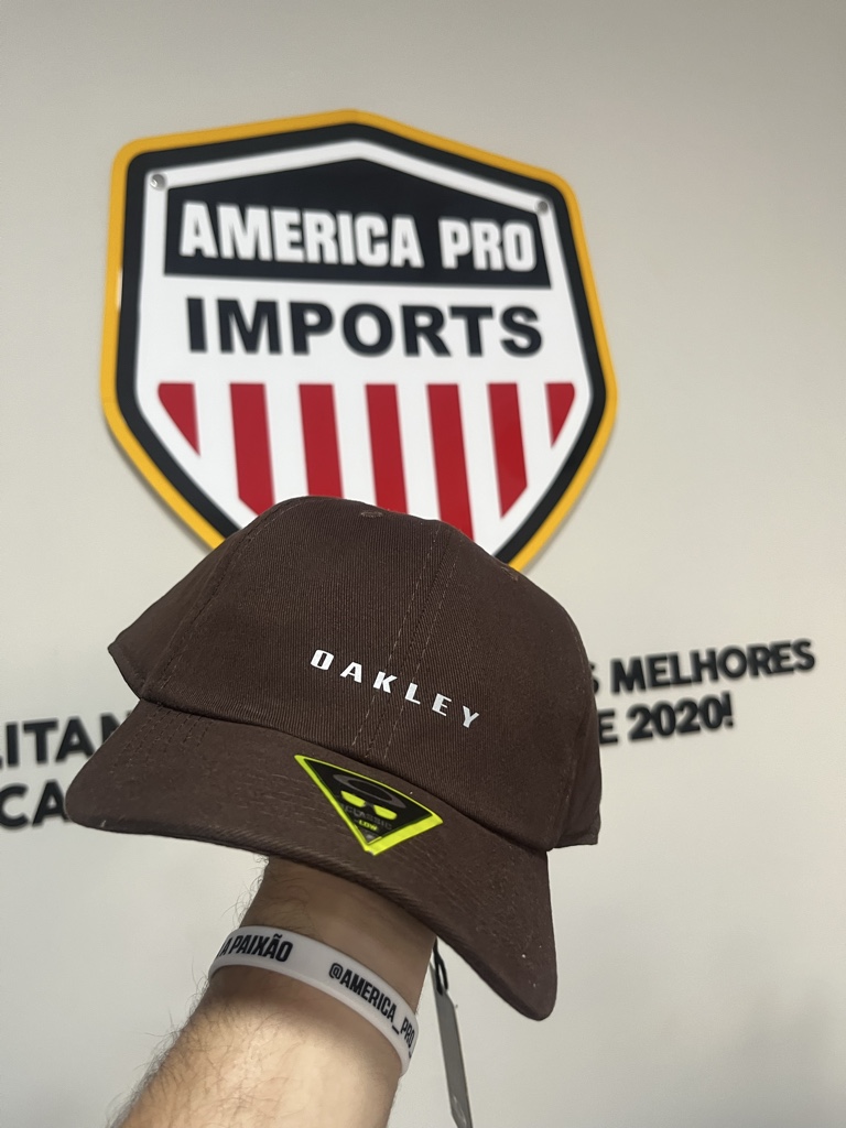 BONÉ OAKLEY MARROM