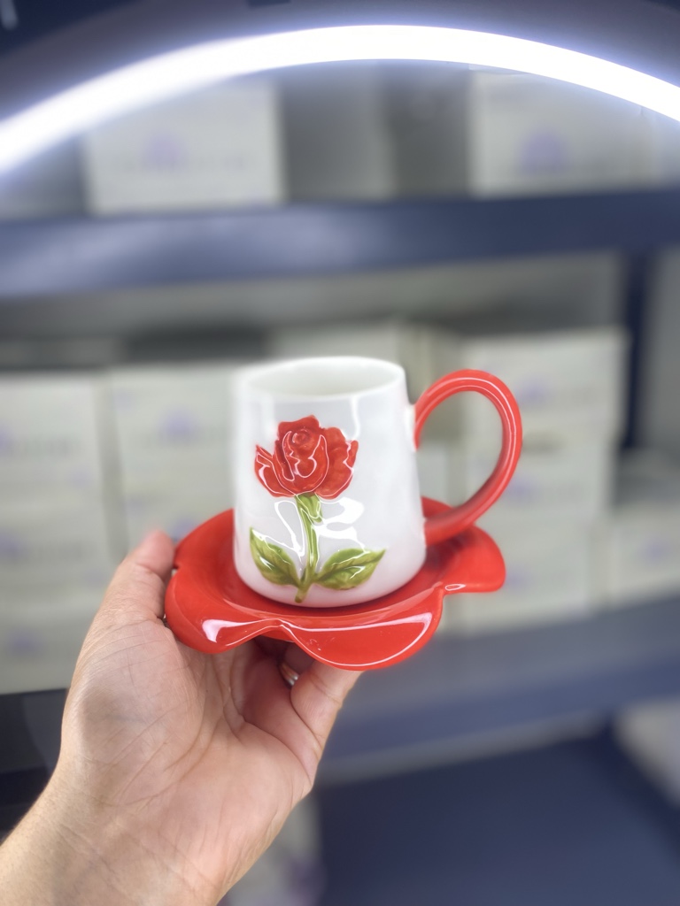 Tasa con platillo rojo, flor roja