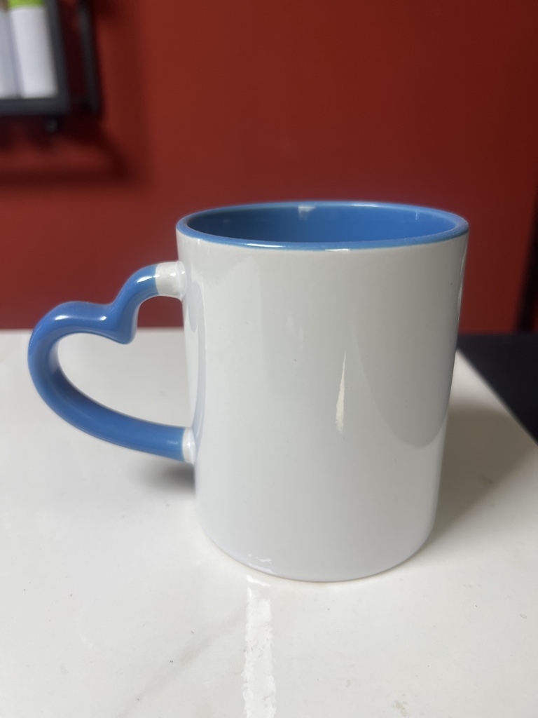 Taza blanca con asa corazon azul