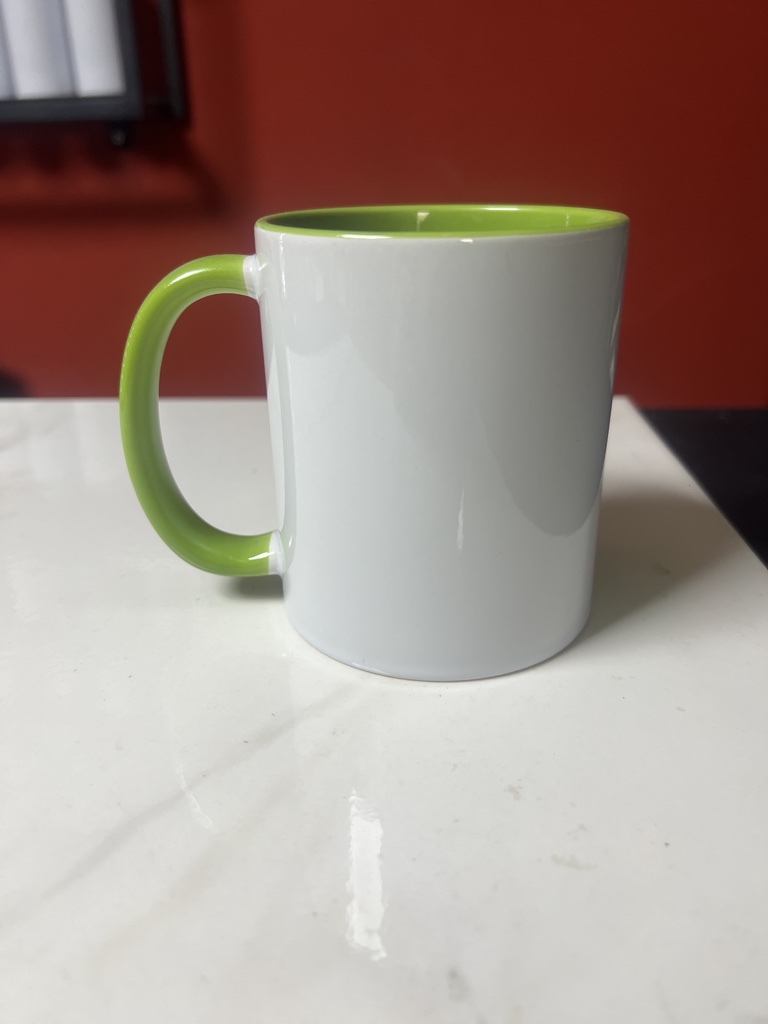 Taza blanca asa y fondo de color