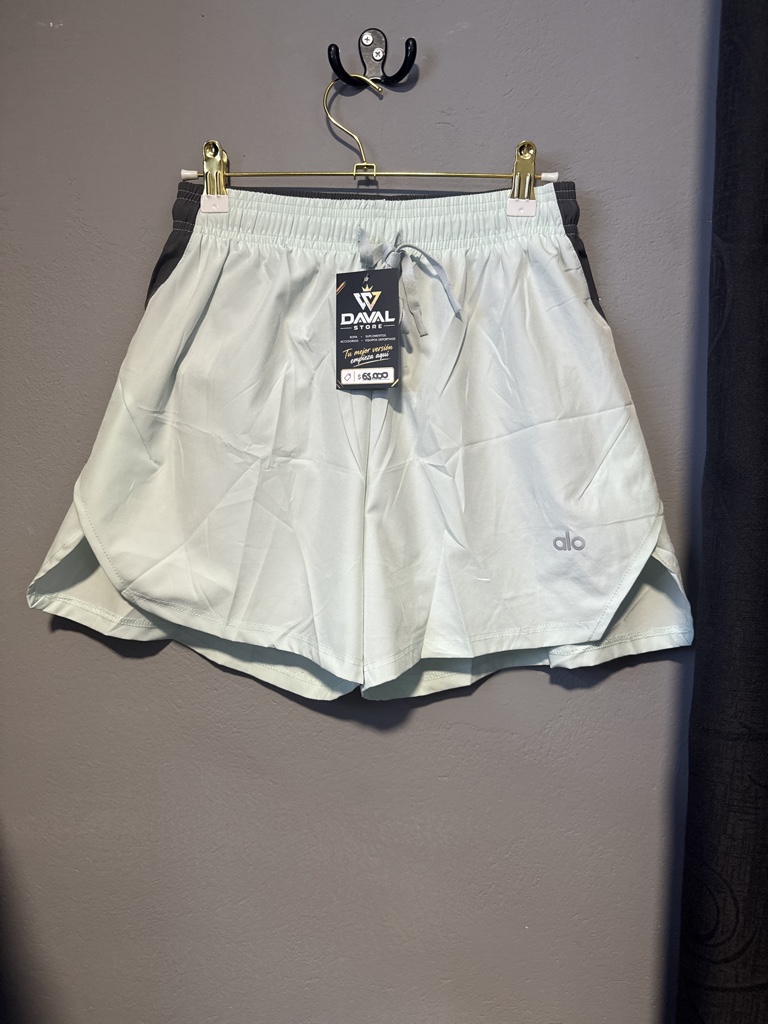 Alo shorts blancos