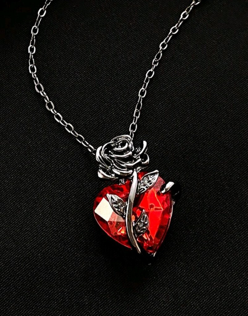 Collar de corazón y rosa