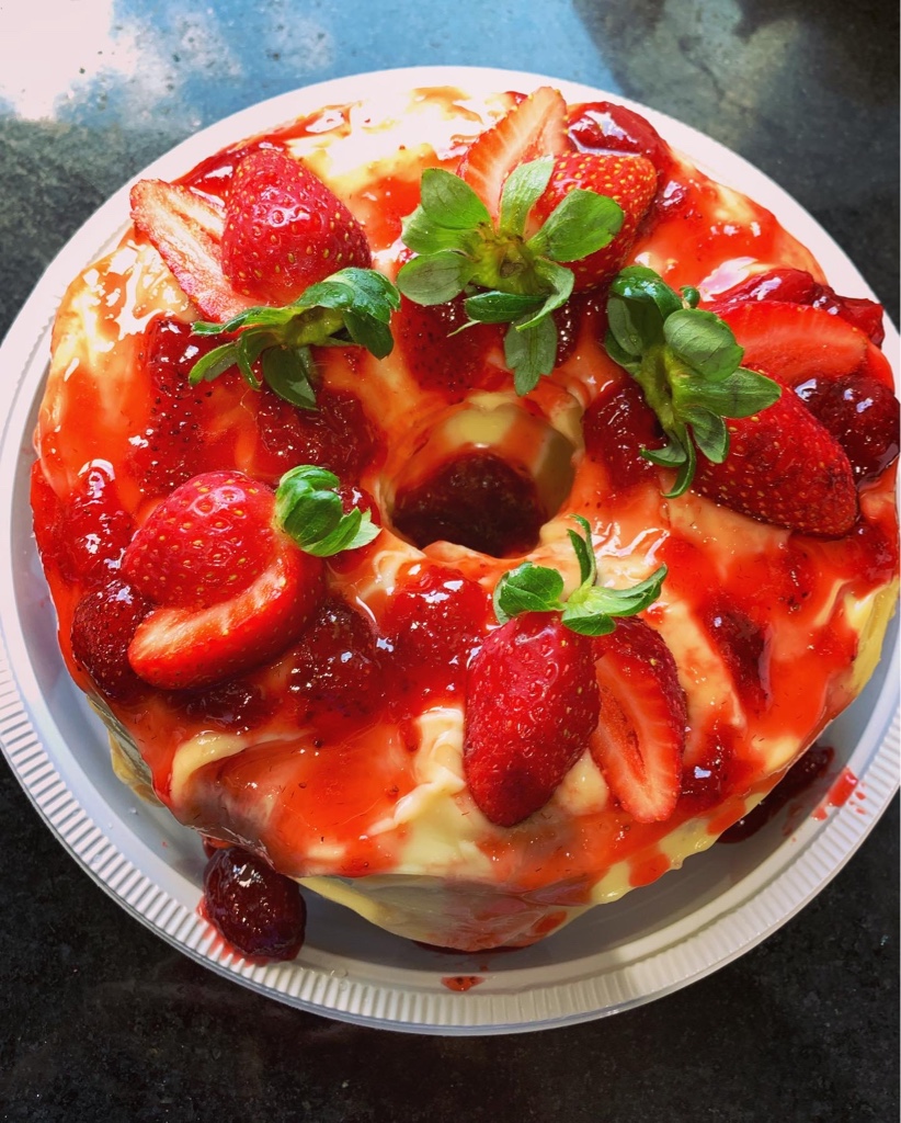 Bolo de iogurte com geleia de frutas vermelhas