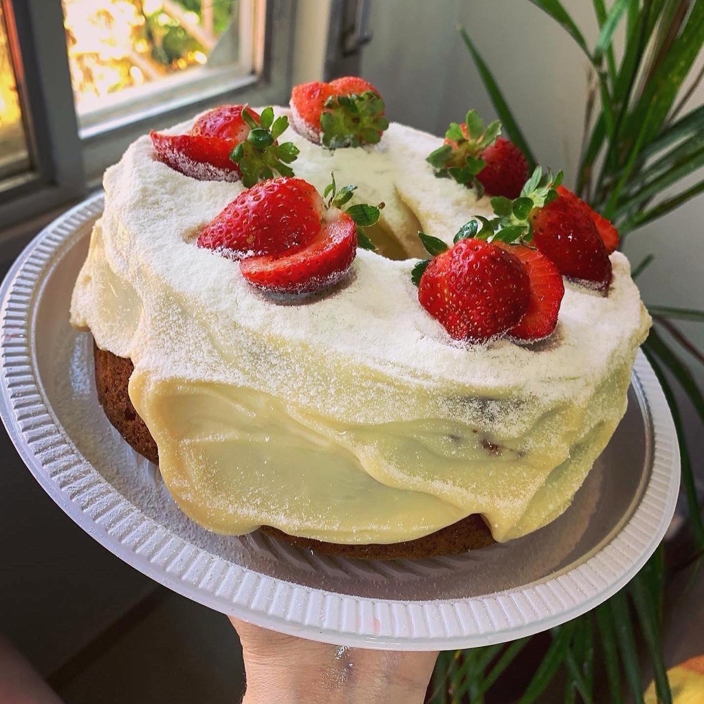 Bolo de iogurte com morangos