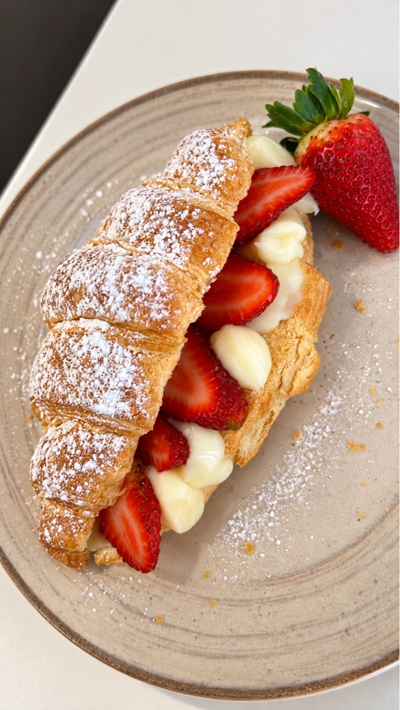 Croissant de ninho com morangos