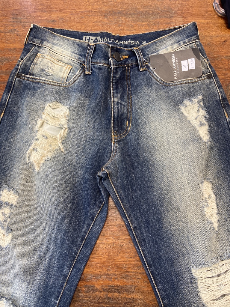 Calça jeans azul com detalhes masculina