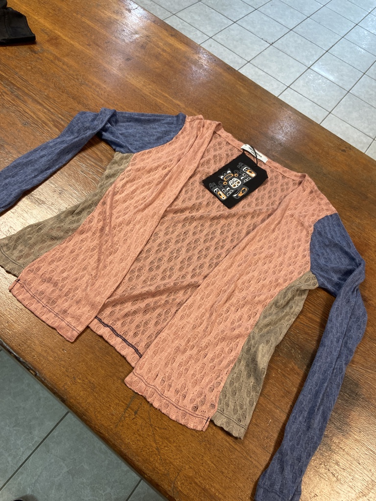 Blusa manga longa azul com rosa