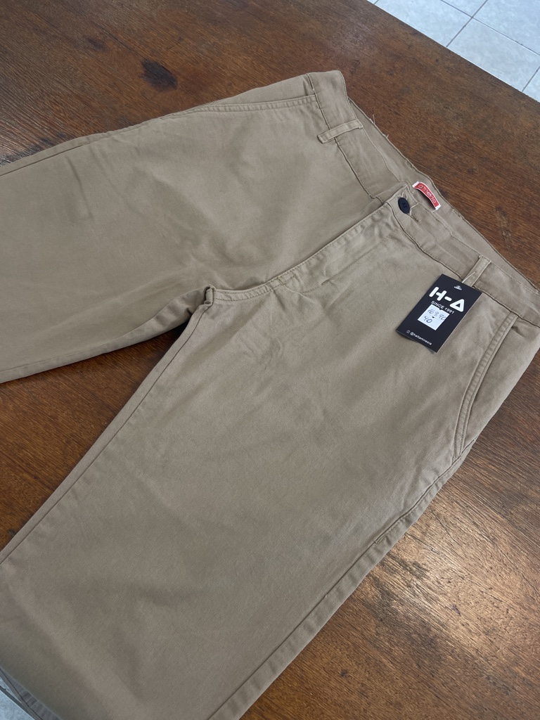 Calça alfaiataria caqui