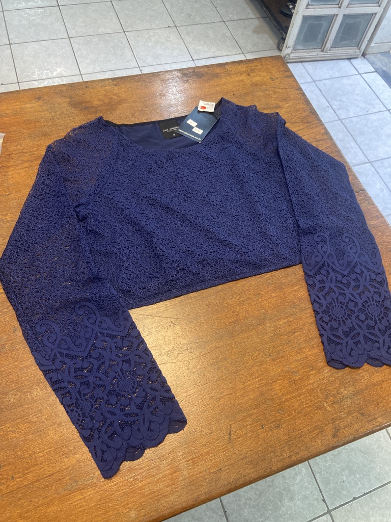 Cropped manga longa renda azul