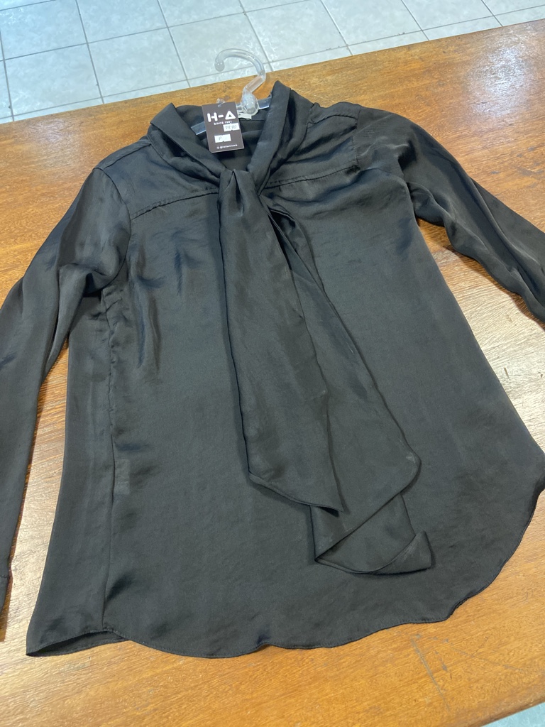 Blusa cetim preta manga longa