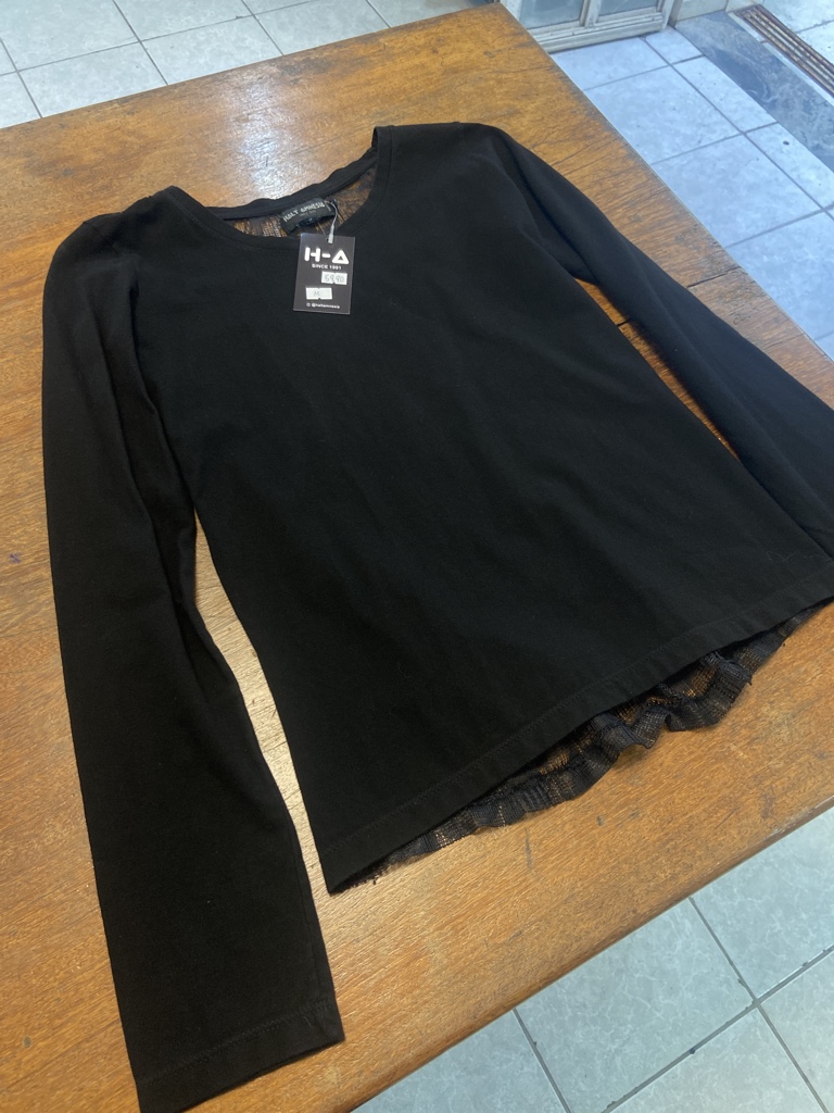 Blusa manga longa preta com renda