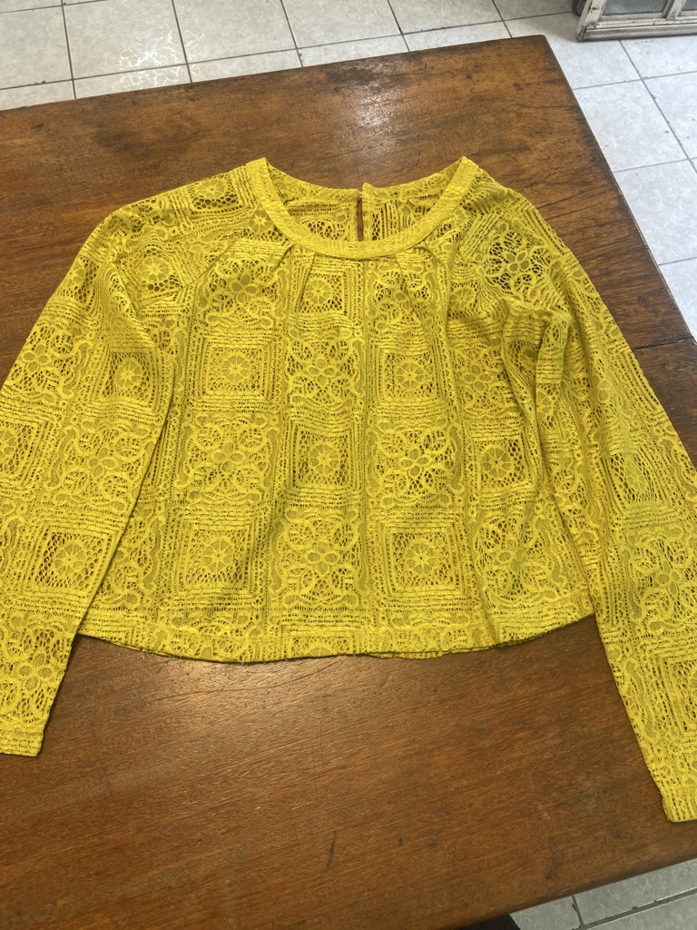 Blusa manga longa renda amarela