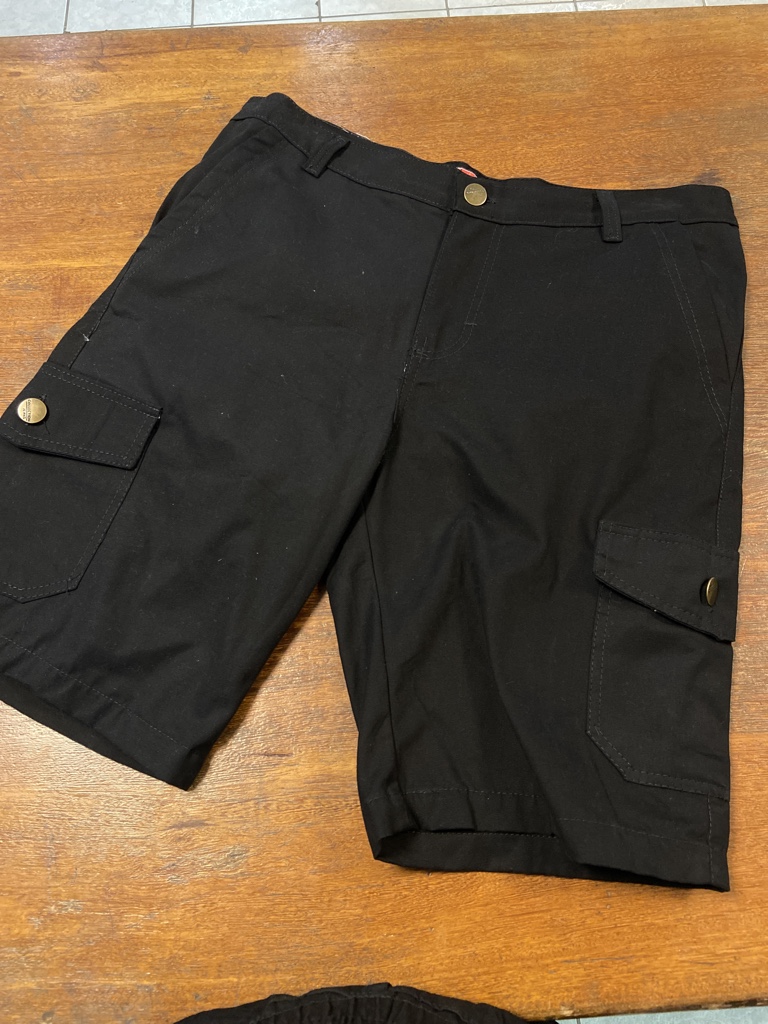 Bermuda cargo preta