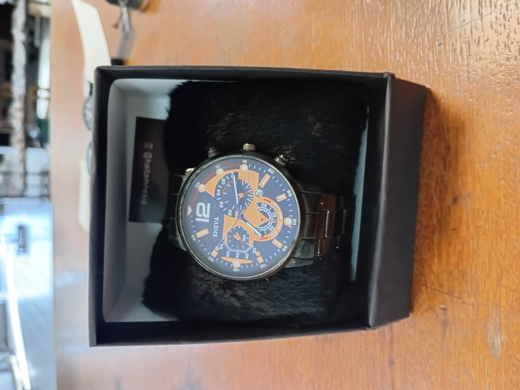 Relógio preto e dourado Geneva