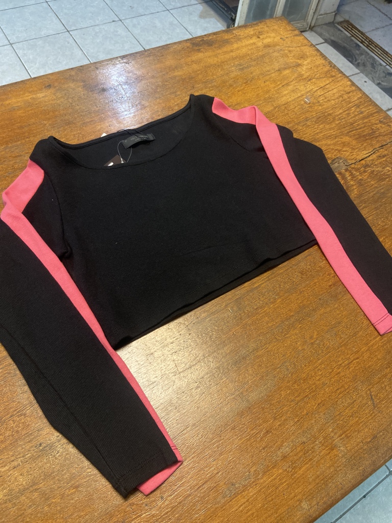 Cropped manga longa preto com rosa