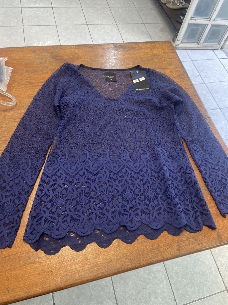 Blusa manga longa renda azul