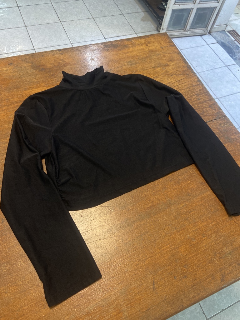 Cropped manga longa preto