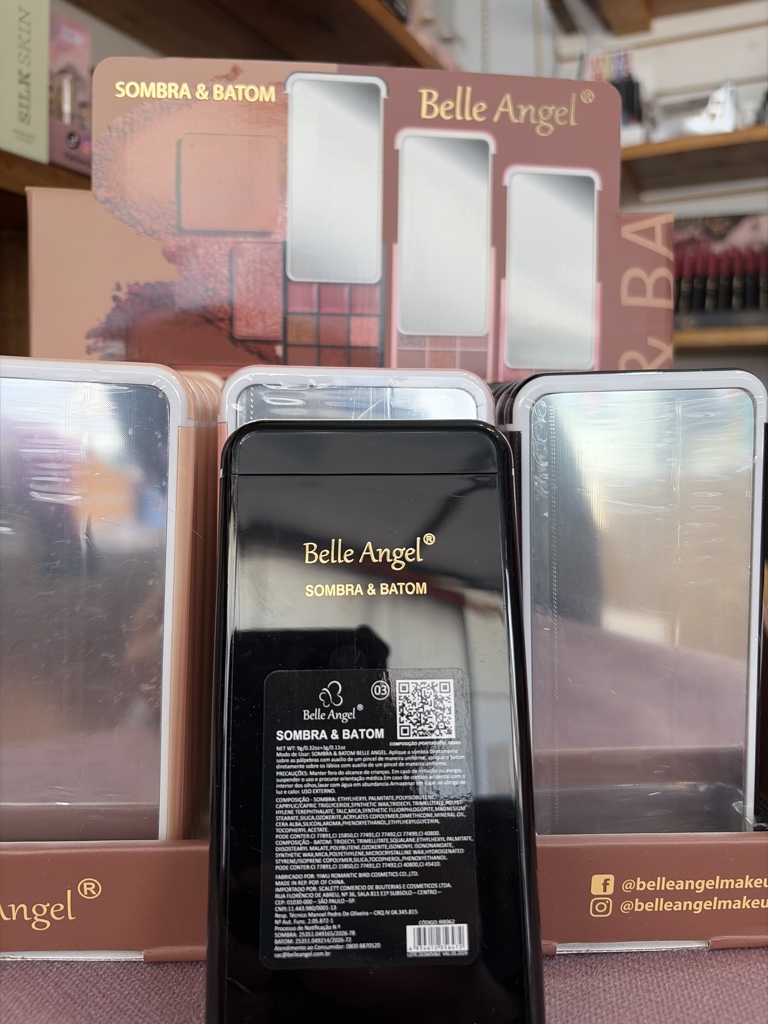 Paleta de sombras y labial forma celular