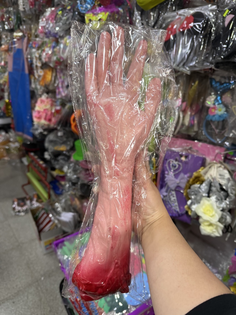 Brazo con sangre de goma 40cm