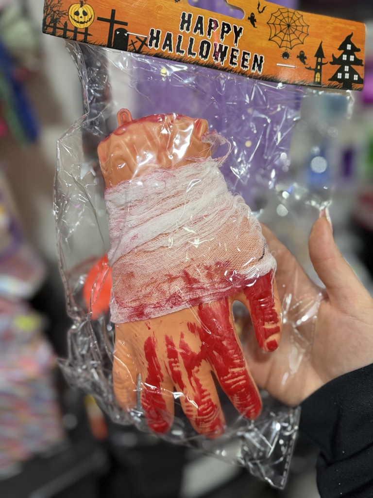 Mano con sangre y vendas de plástico. $7900
