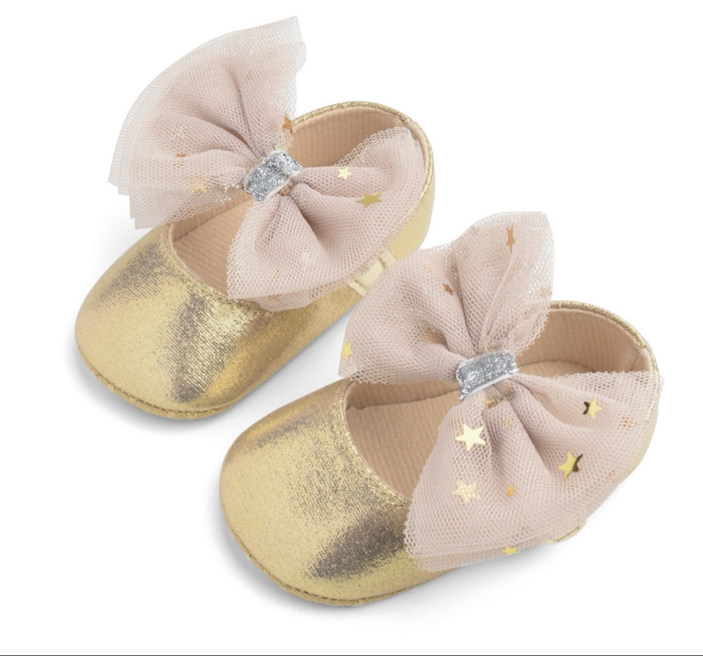 Zapatos dorados con lazo
