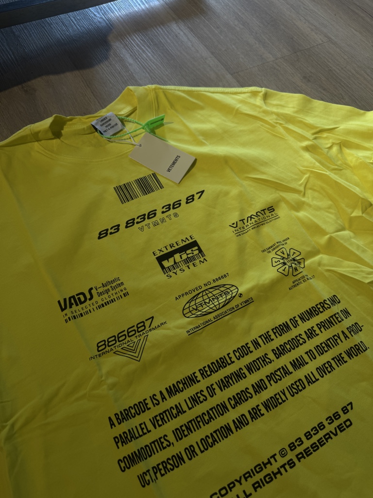 Vetements camiseta amarilla