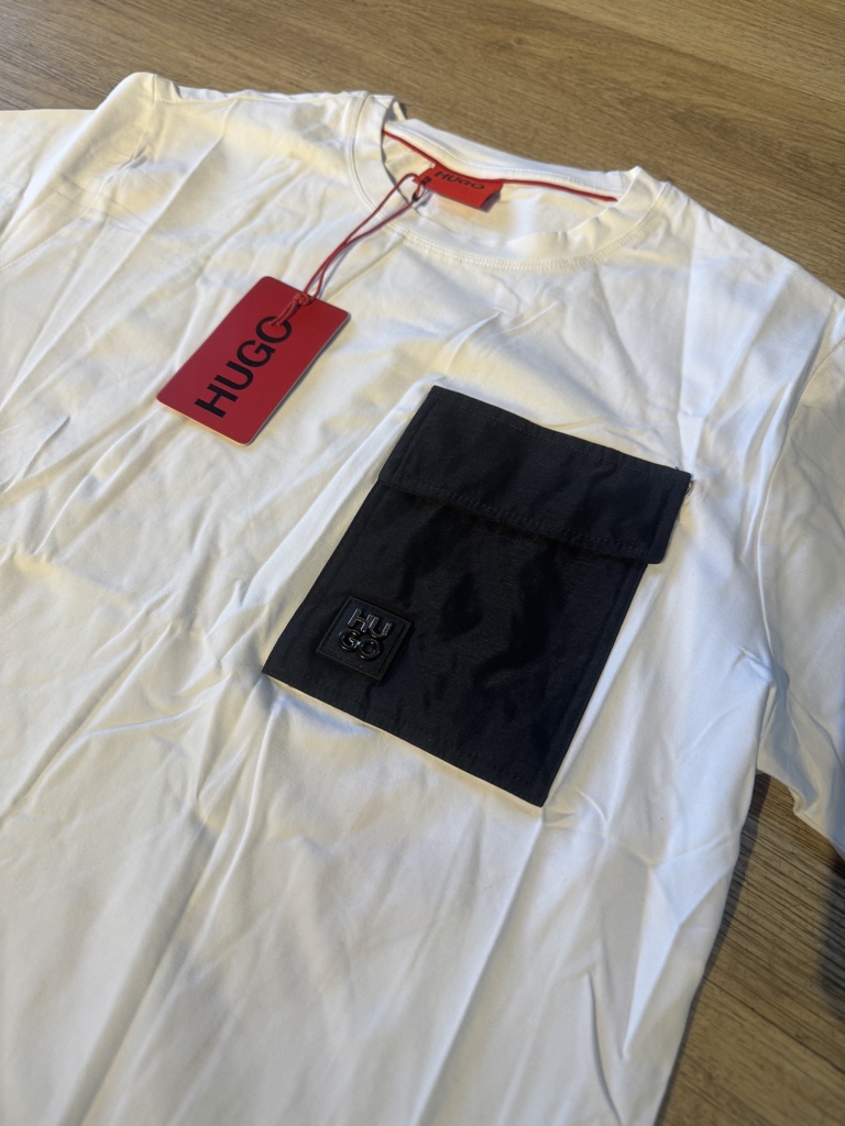 HUGO camiseta blanca bolsillo negro 0525