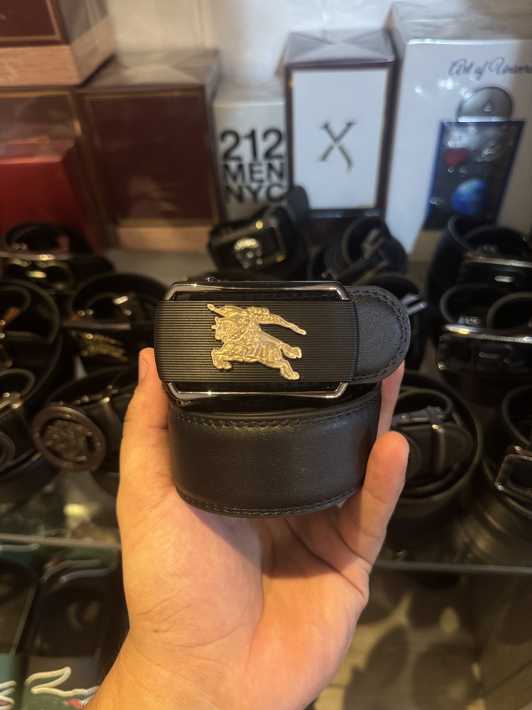 Burberry correa negra