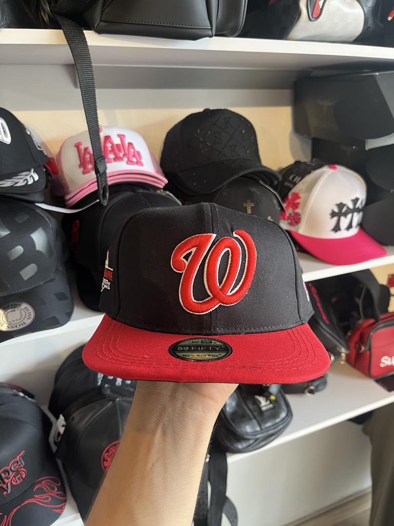 Gorra negra-roja W