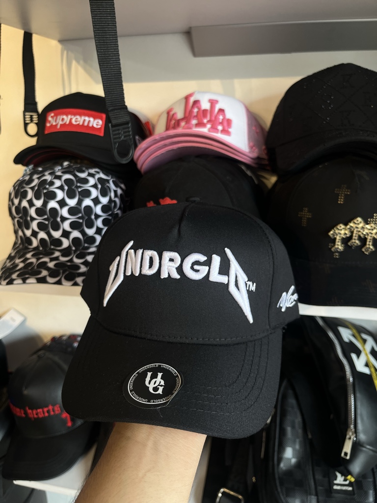 Undergold negra gorra