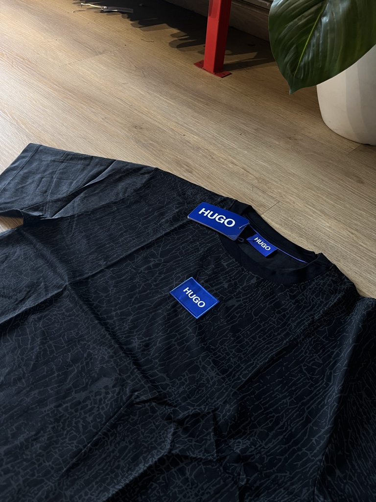 HUGO camiseta negra estampada