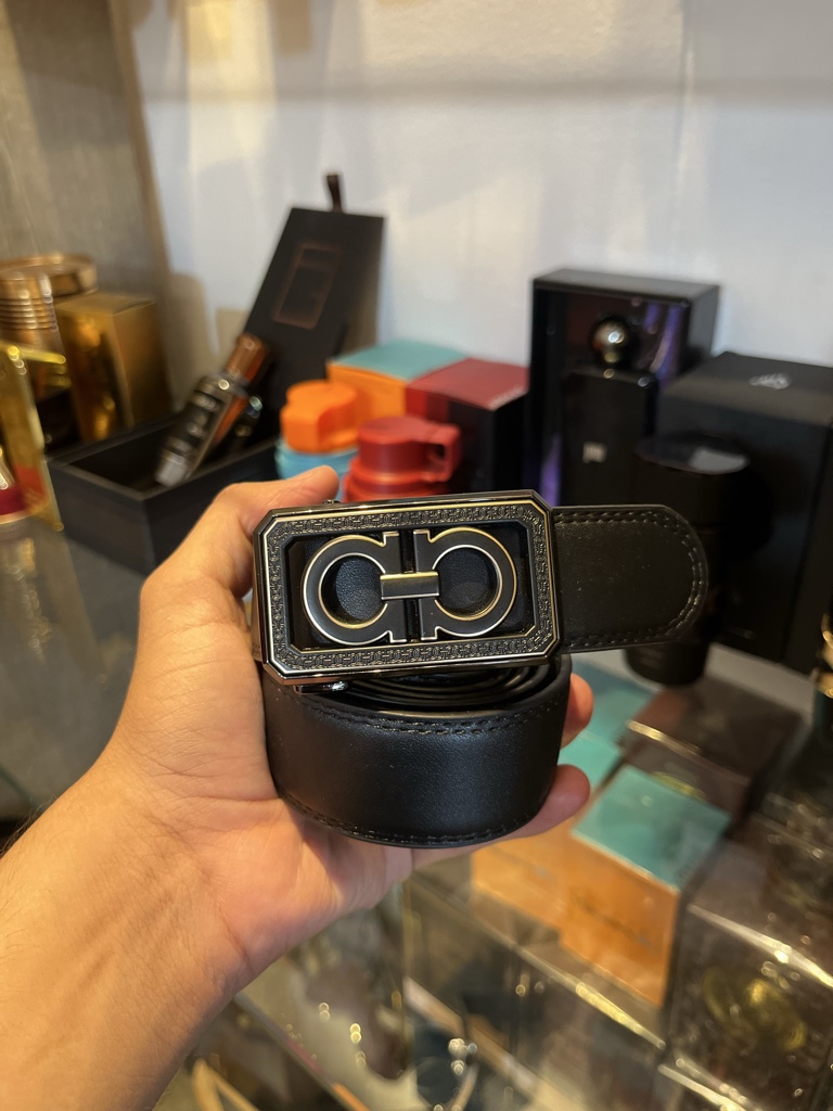 Ferragamo correa negra