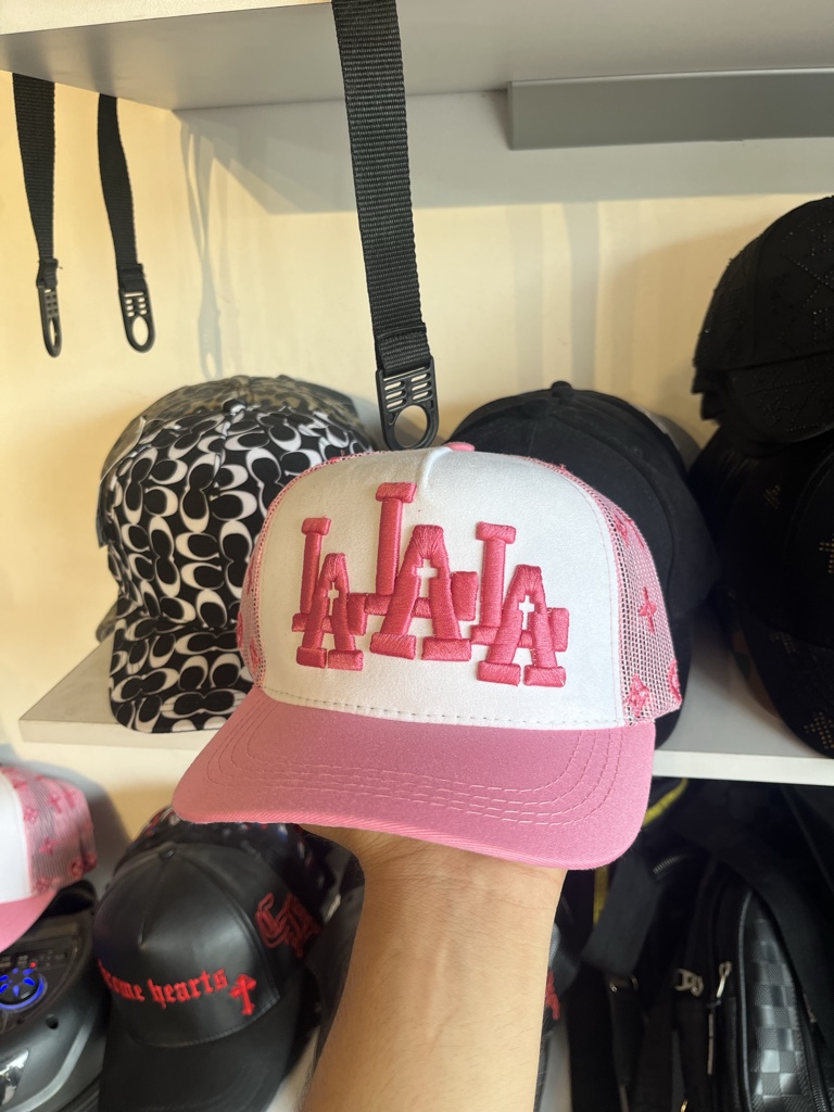 Gorra rosa blanca bordada