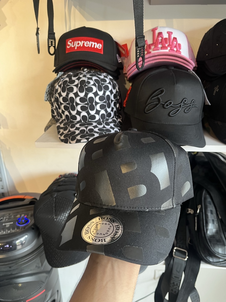 BOSS gorra negra estampado