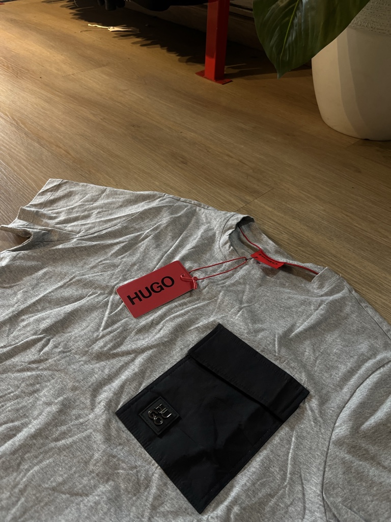 HUGO camiseta gris con bolsillo negro