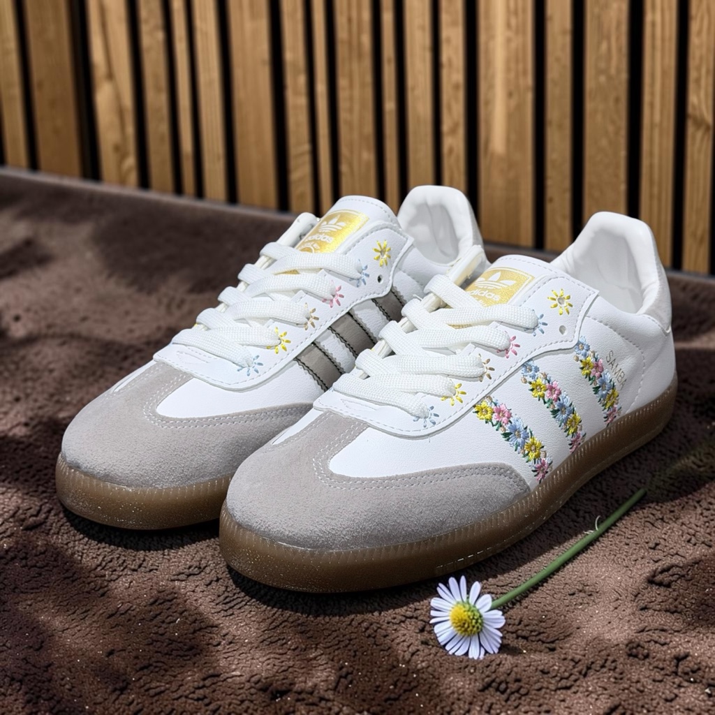 Adidas blancas floreadas